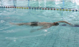 仰泳教学视频,轻松掌握水上飘移技巧